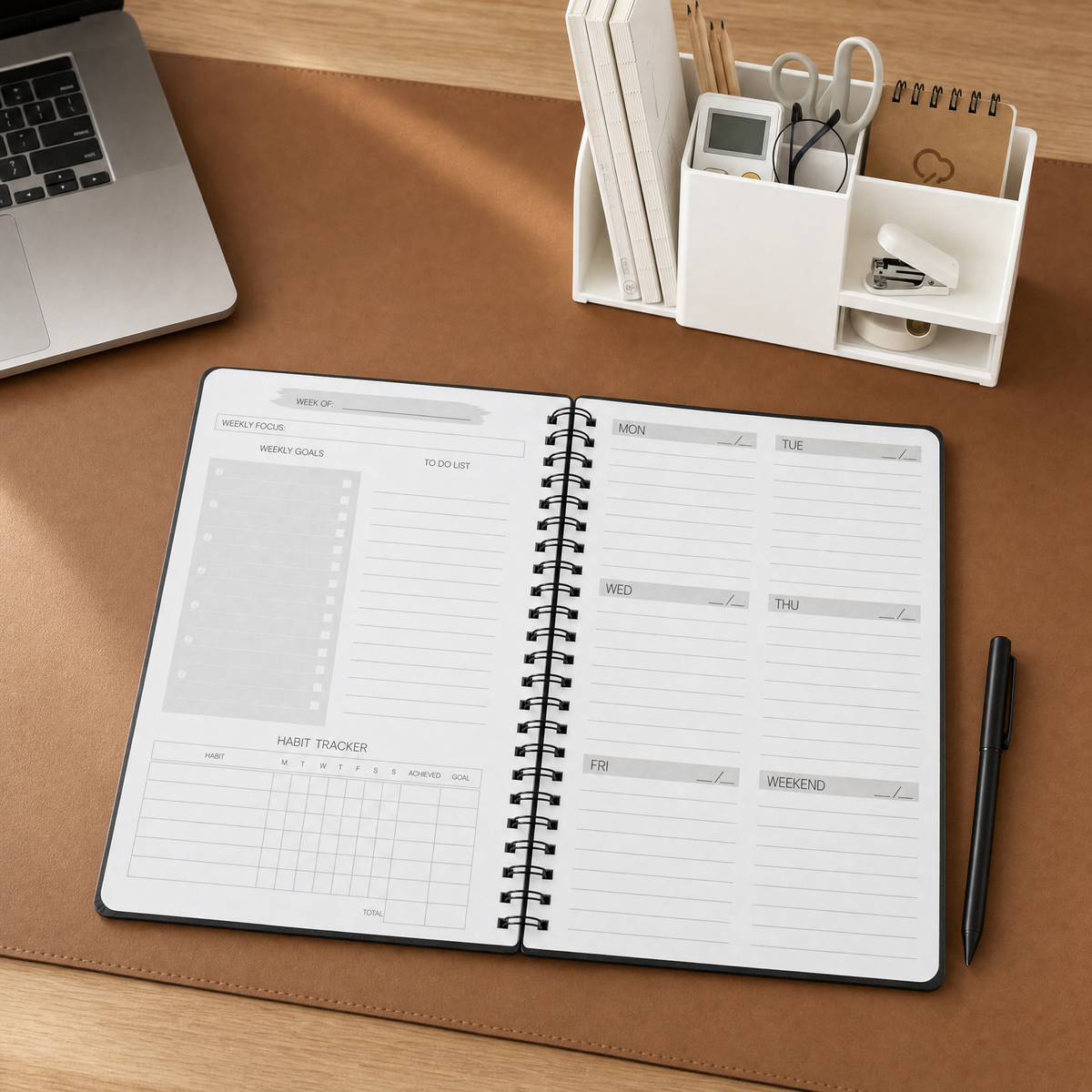 Planner A5 ouvert sur un bureau de télétravail